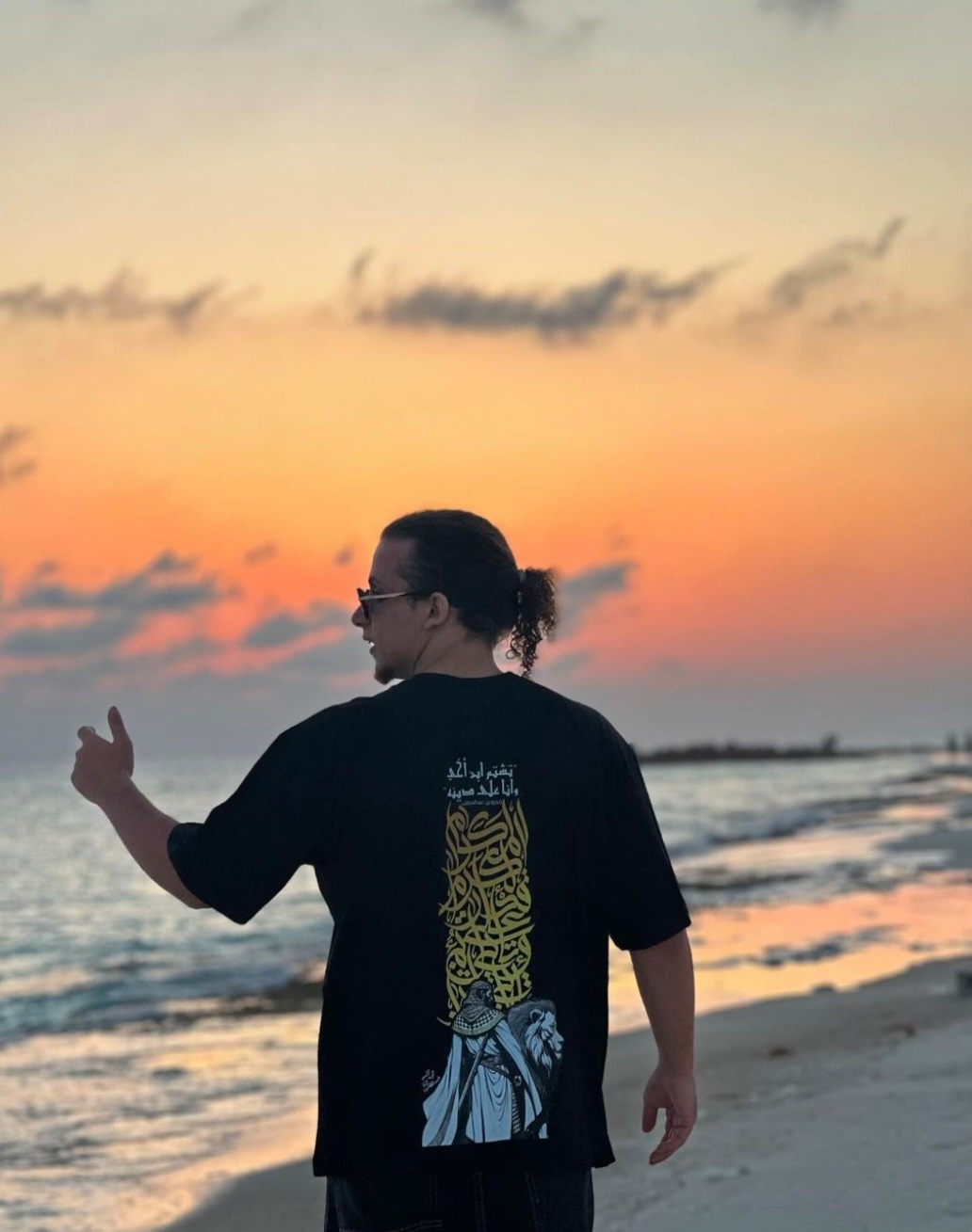 تيشيرت أحمر خلفي